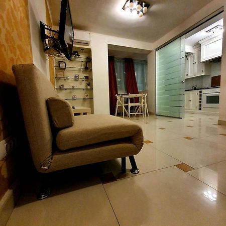 Central 2Br Apartment With Balcony - Italian Church & City View Bukares Bagian luar foto