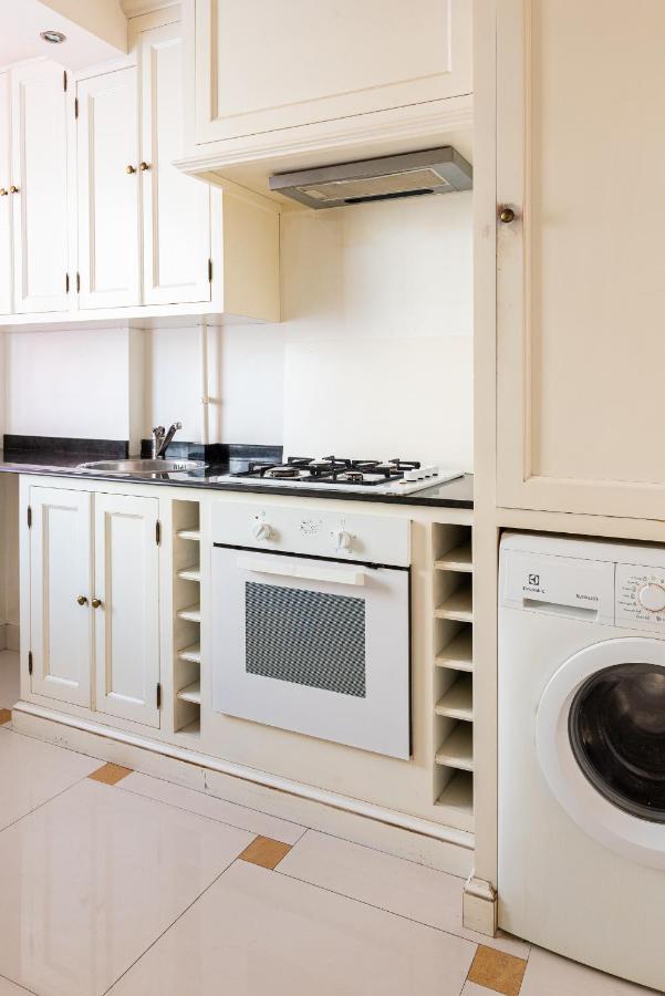 Central 2Br Apartment With Balcony - Italian Church & City View Bukares Bagian luar foto