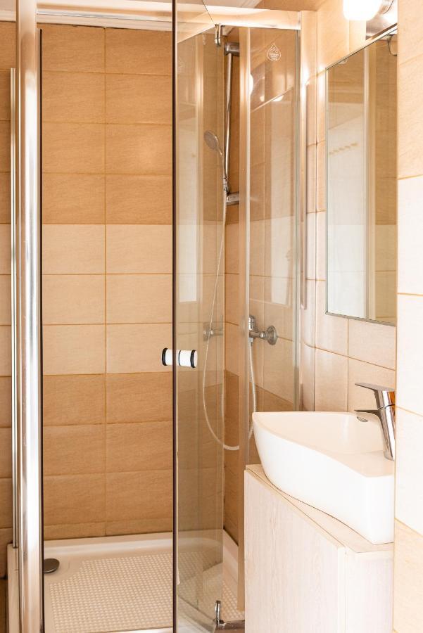Central 2Br Apartment With Balcony - Italian Church & City View Bukares Bagian luar foto