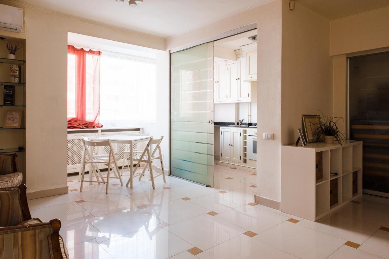 Central 2Br Apartment With Balcony - Italian Church & City View Bukares Bagian luar foto