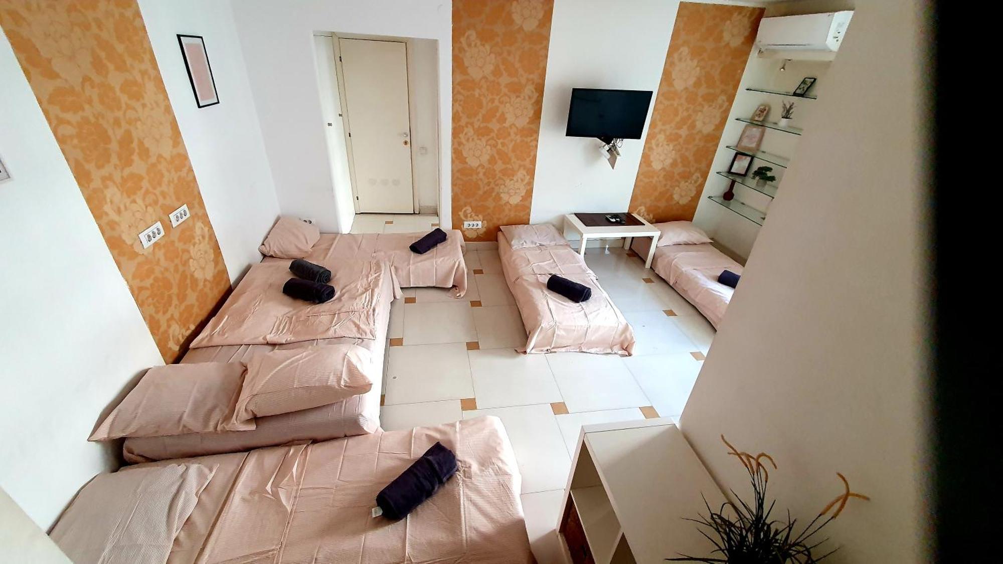 Central 2Br Apartment With Balcony - Italian Church & City View Bukares Bagian luar foto